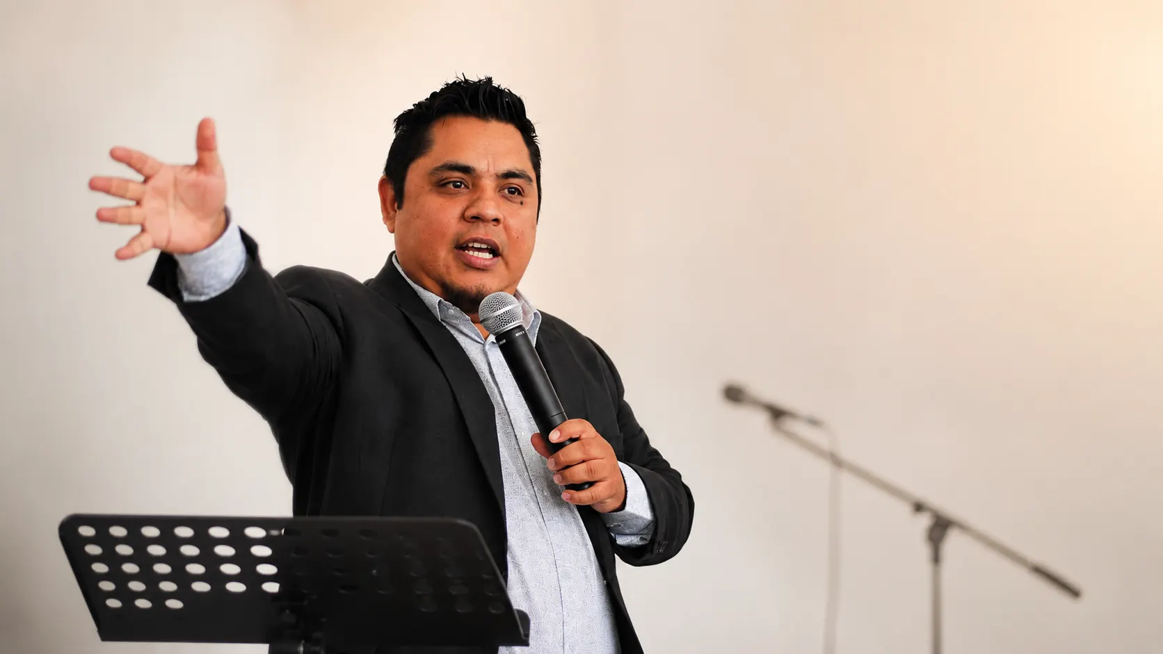 Gustavo Isidoro predicando con microfono